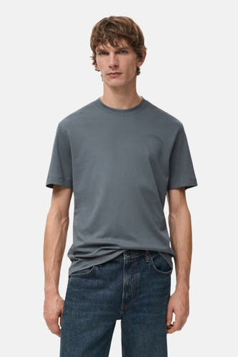 Blauw T-shirt met korte mouwen van MANGO, gedragen met een jeans.