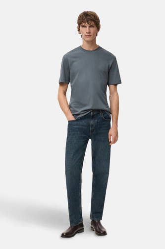Blauw T-shirt met korte mouwen van MANGO, gedragen met jeans en leren schoenen.