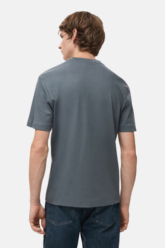 Blauw T-shirt met korte mouwen van MANGO, achterkant gezien, gecombineerd met jeans.
