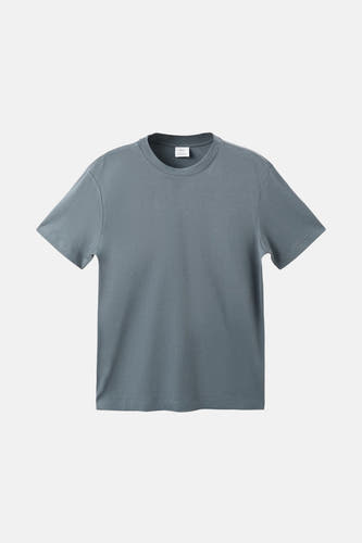 Blauw T-shirt met korte mouwen van MANGO, effen en op een witte achtergrond.
