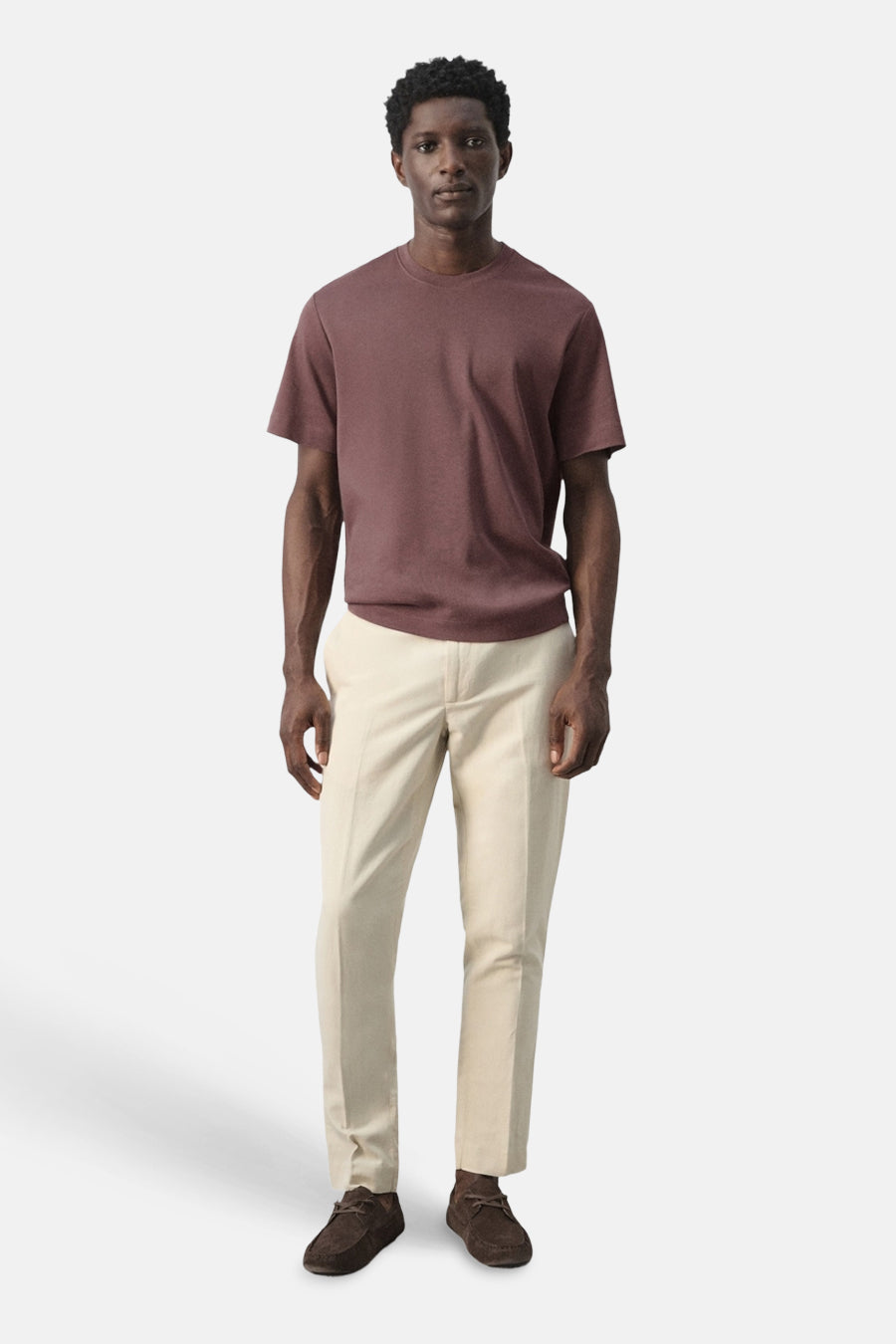 Bruin T-shirt met korte mouwen van MANGO, gecombineerd met een beige broek en bruine schoenen.