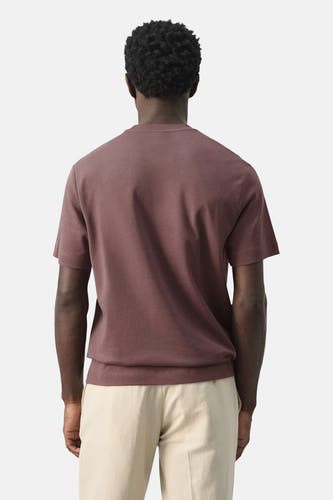 Bruin T-shirt met korte mouwen van MANGO, gezien vanaf de achterkant, gecombineerd met een beige broek.
