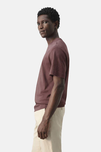Bruin T-shirt met korte mouwen van MANGO, gedragen met beige broek en een effen textuur in zijaanzicht.

