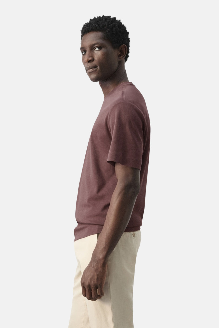 Bruin T-shirt met korte mouwen van MANGO, gedragen met beige broek en een effen textuur in zijaanzicht.

