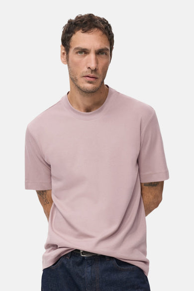 T-shirt rose à manches courtes de MANGO, vu de l'arrière, porté avec des jeans bleus foncés.