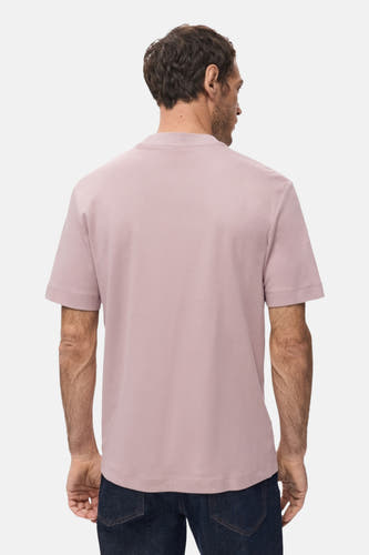 Roze T-shirt met korte mouwen van MANGO, achterkant gezien, gedragen met donkerblauwe jeans.
