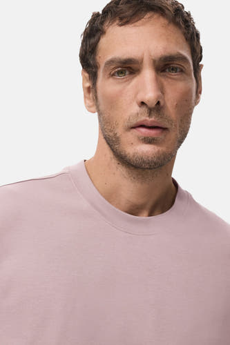 T-shirt rose à manches courtes de MANGO, gros plan sur l'avant porté par un homme.