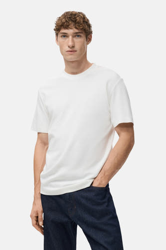 Wit T-shirt met korte mouwen van MANGO, effen en gedragen met donkere jeans.