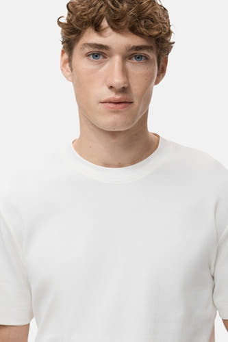 Wit T-shirt met korte mouwen van MANGO, close-up van de voorkant gedragen door een man.