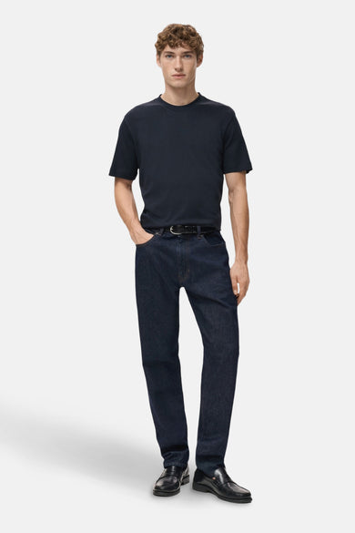 Blauw T-shirt met korte mouwen van MANGO, gedragen met donkere jeans en zwarte leren loafers.
