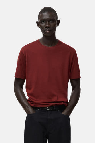 Rood T-shirt met korte mouwen van MANGO, gedragen met een zwarte jeans en riem.