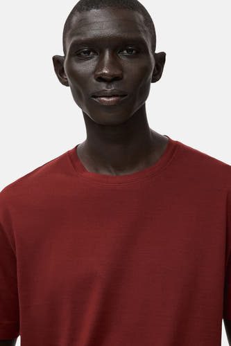 Rood T-shirt met korte mouwen van MANGO, close-up vooraanzicht op een witte achtergrond.
