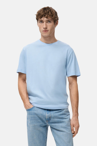 T-shirt bleu à manches courtes de MANGO, vu de derrière, associé à un jean bleu.