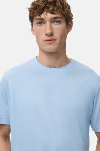 Blauw T-shirt met korte mouwen van MANGO, effen stof op een model.
