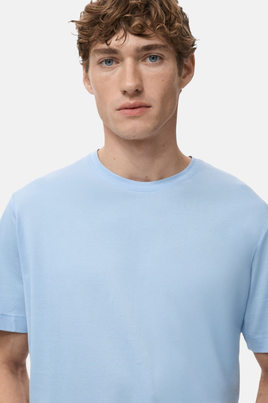 Blauw T-shirt met korte mouwen van MANGO, effen stof op een model.

