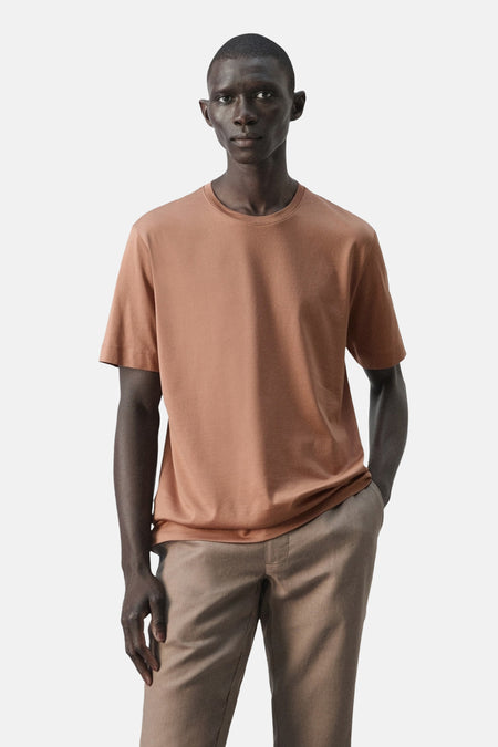 T-shirt marron à manches courtes de MANGO, dos visible, combiné avec un pantalon beige.