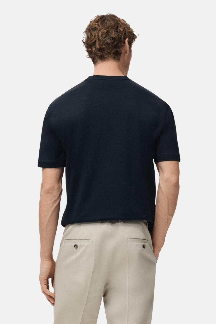 Blauw T-shirt met korte mouwen van MANGO, rug aanzicht met beige pantalon.