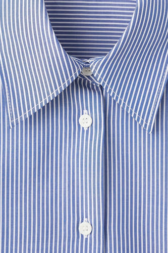 Blauw gestreept overhemd met lange mouwen van MANGO, met knoopsluiting en klassieke kraag.
