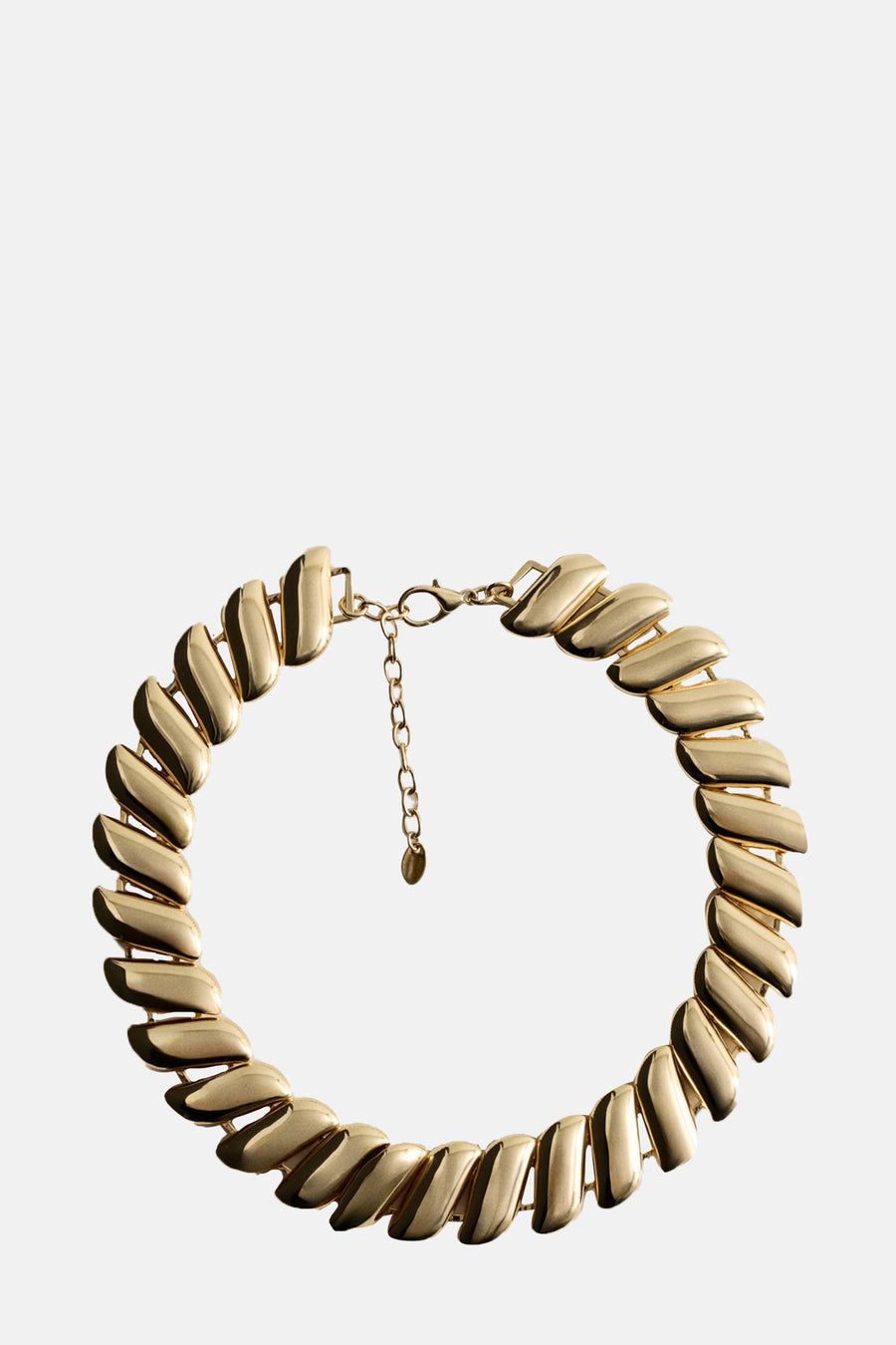 Collier court en or de MANGO, avec des éléments sertis et une chaîne d'extension.