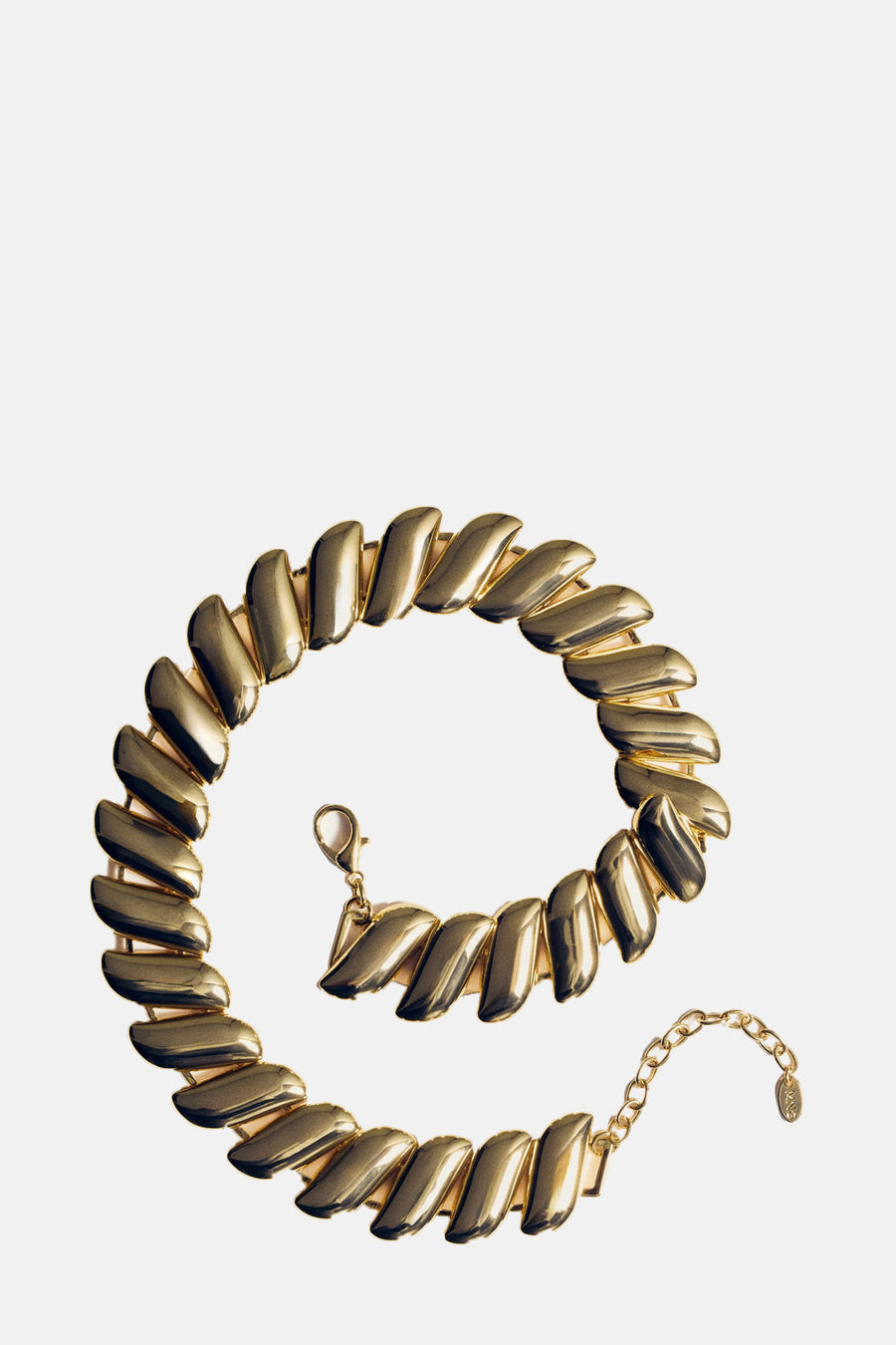 Collier court en or de MANGO, avec des maillons en forme d'hélice et un court chaîne d'extension.