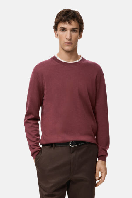 Rode trui met ronde hals van MANGO, gecombineerd met bruine pantalon en zwarte riem.