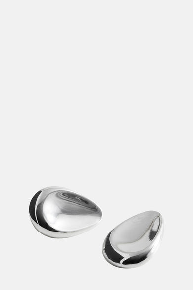 Zilveren oorringen van MANGO, minimalistisch ontwerp met gladde afwerking en subtiele reflecties.