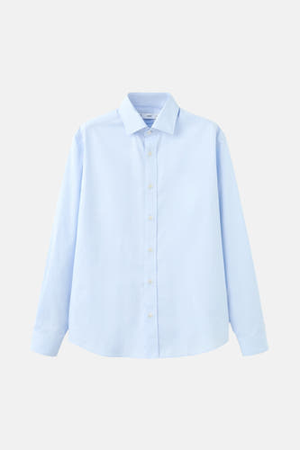 Chemise bleue à manches longues de MANGO, avec col classique et fermeture à boutons.