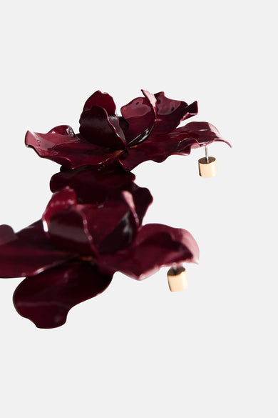 Boucles d'oreilles couleur bordeaux de MANGO avec motif floral et accents dorés.
