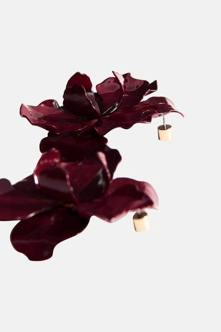 Bordeauxkleurige oorringen van MANGO met bloemmotief en gouden accenten.