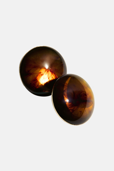 Boucles d'oreilles marron de MANGO avec un motif marbré et une bordure dorée.