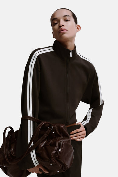 Gilet brun de MANGO, vu de de lrière avec des long long et une et col haut.