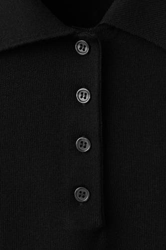 Polo noire à manches courtes de MANGO, avec fermeture à boutons et col classique en maille fine.