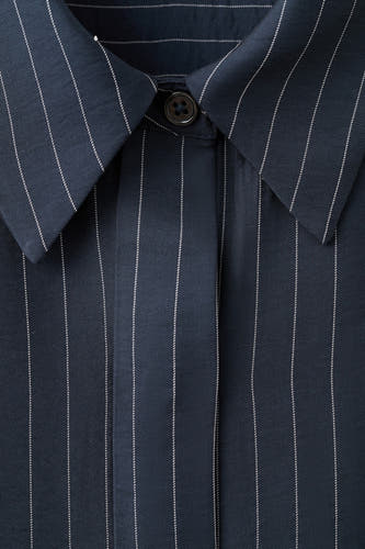 Blauw overhemd met lange mouwen van MANGO met krijtstreep en een knoopsluiting.