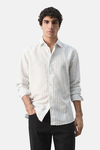 Chemise multicolore à manches longues de MANGO, avec imprimé à rayures verticales et manches retroussées.