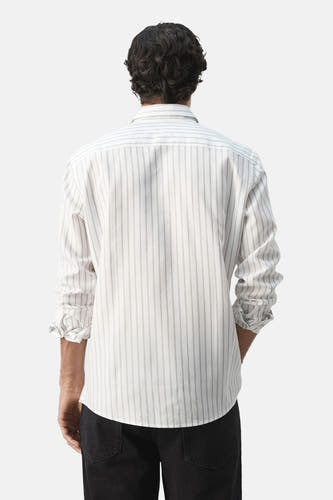 Multikleurig overhemd met lange mouwen van MANGO, met verticaal gestreepte print en omgeslagen mouwen.