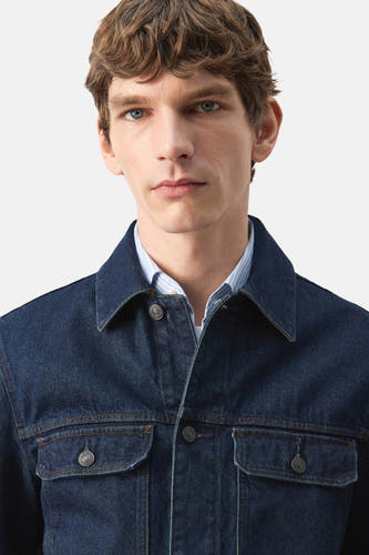 Veste en jean bleu marine de MANGO, avec fermeture à boutons et poches poitrine.