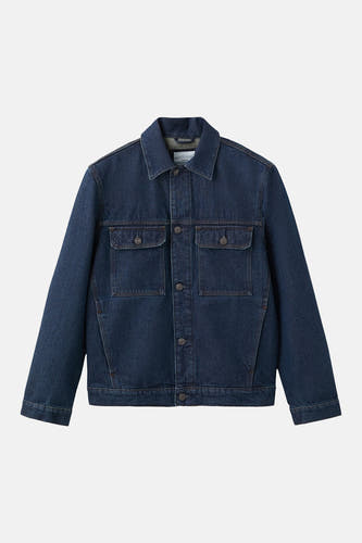 Veste en jean bleu foncé de MANGO, avec poches à rabat sur la poitrine et fermeture à boutons.