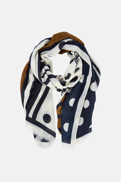 Multikleurige zomersjaal van MANGO, met stippen- en strepenpatronen in wit en marineblauw, en een bruine rand.
