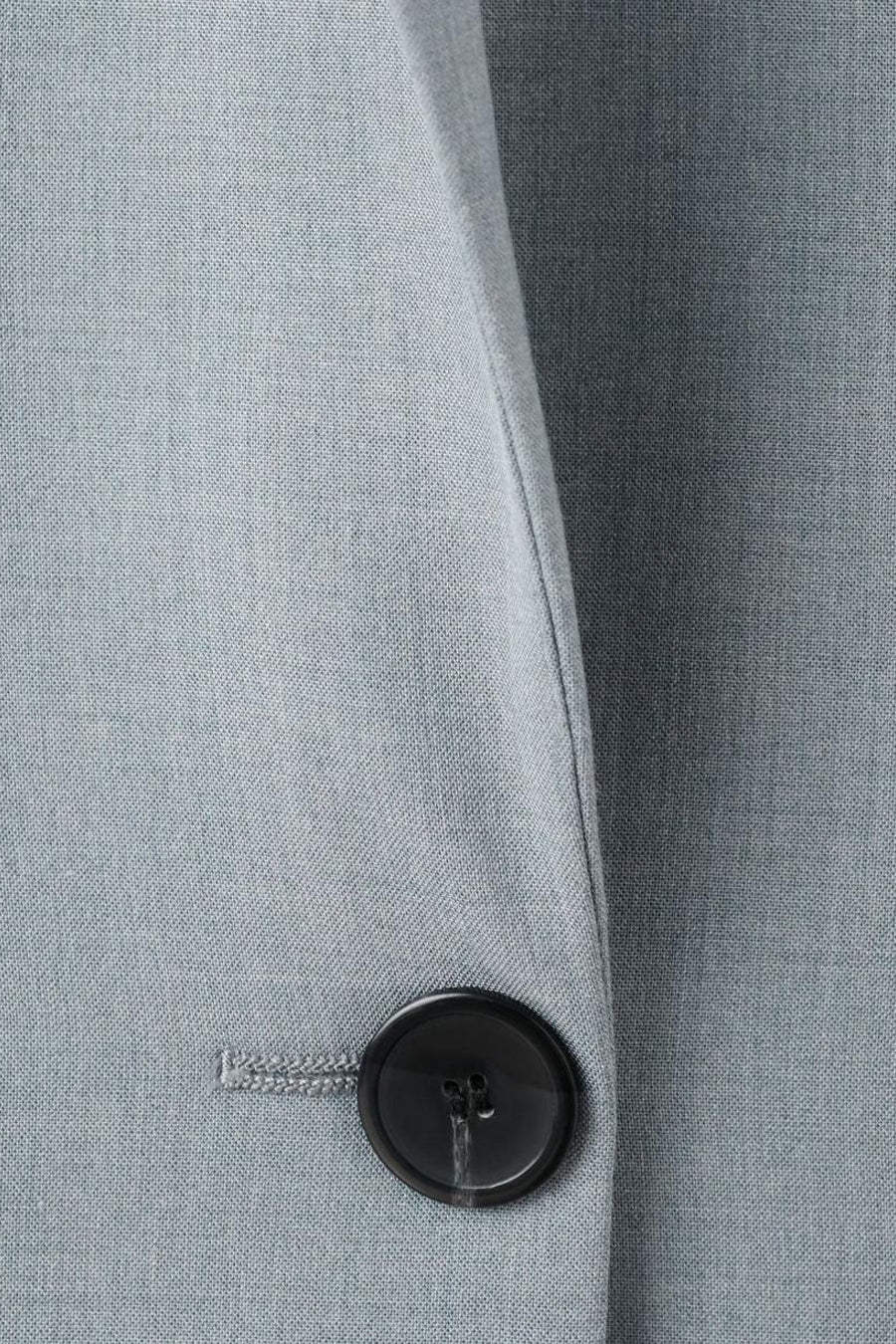 Blazer bleu de MANGO, avec une fermeture à boutons, dans un tissu doux tissé.