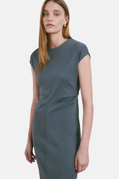Robe bleue sans manches de MANGO, avec une coupe droite et un style minimaliste.