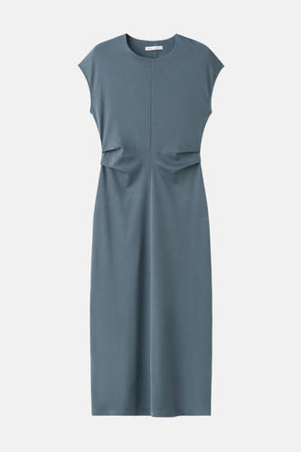 Robe bleue sans manches de MANGO, avec des plis sur le côté et une coupe droite.