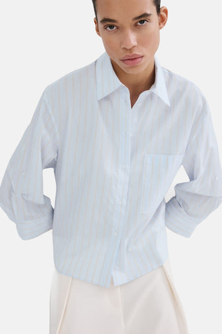 Blauw gestreept overhemd met lange mouwen van MANGO, met een borstzak en opgerolde mouwen.