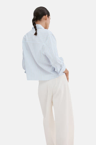 Blauw gestreept hemd (lange mouwen) van MANGO, met opgerolde mouwen en een staande kraag, achterkant.