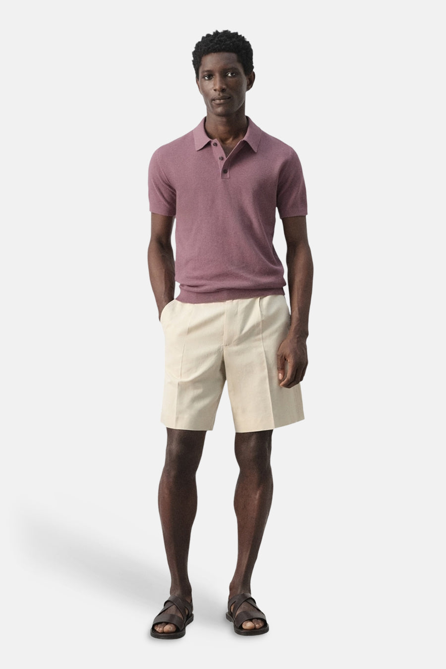 Paarse polo van MANGO, met korte mouwen, gedragen met beige shorts en leren sandalen.