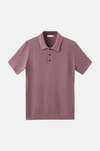 Paarse polo van MANGO, met korte mouwen en een effen gebreide textuur, drie knopen in de hals.
