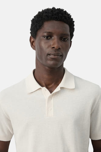 Ecru polo van MANGO, close-up, met korte mouwen en knoopsluiting.