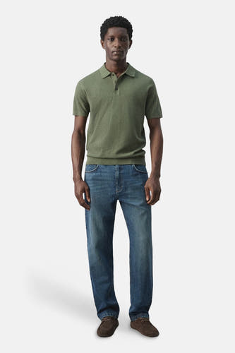 Groene polo van MANGO, gedragen met jeans en suède mocassins in een casual outfit.
