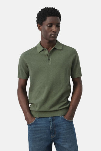 Groene polo van MANGO, met korte mouwen en een klassieke kraag, gedragen met jeans.
