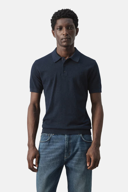 Polo bleue de MANGO, vue de dos, combinée avec un jean.