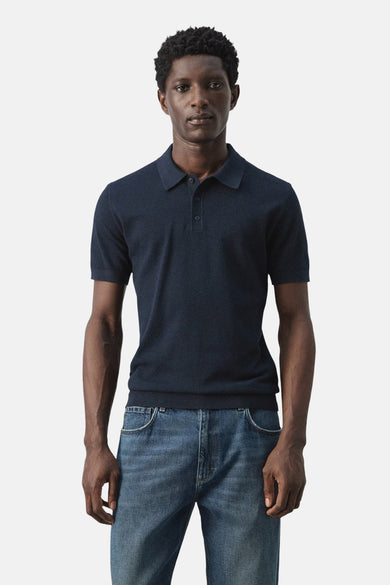 Polo bleue de MANGO, vue de dos, combinée avec un jean.
